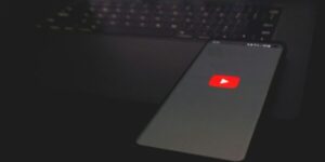 AndroidでYouTube再生中に暗くなるときの確認ポイント4つ